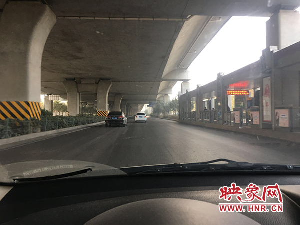 限行首日，三環(huán)橋上橋下，車輛不多，交通狀況良好。
