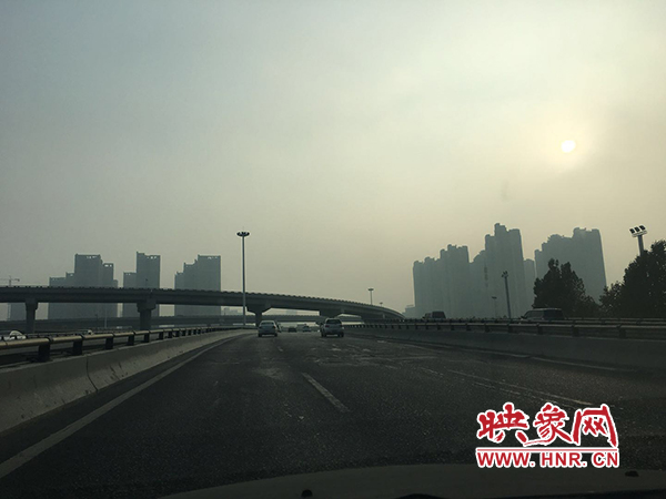 限行首日，三環(huán)橋上橋下，車輛不多，交通狀況良好。