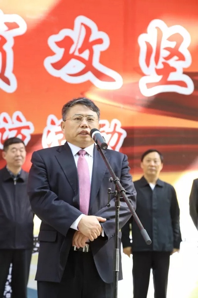 省委宣傳部副部長、省新聞出版廣電局局長朱夏炎宣布《打贏脫貧攻堅(jiān)戰(zhàn)》大型采訪活動(dòng)正式啟動(dòng)。