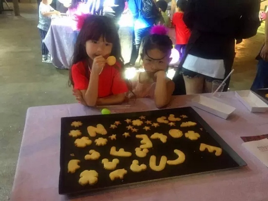 烤制好的餅干，發(fā)揮想象力，畫上美麗的圖案