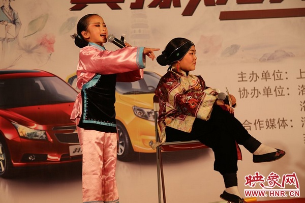 兩個小演員的表演活潑，惹得觀眾連連叫好。