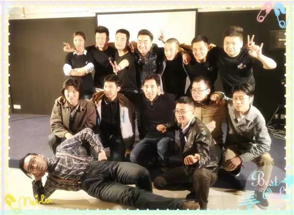 表演結(jié)束，看這哥們兒，為了和演員合影也是蠻拼的！