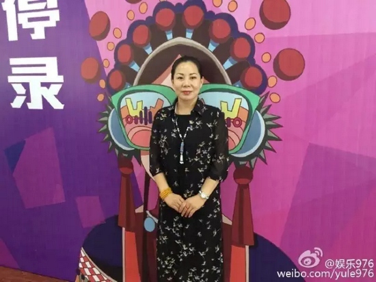 河南大愛(ài)劇團(tuán)代表張艷紅講述自己帶領(lǐng)團(tuán)里的演員參與挑戰(zhàn)的故事。