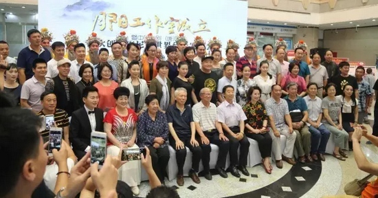 諸多藝術(shù)家和社會(huì)各界人士以及唐派弟子、戲迷到場(chǎng)祝賀