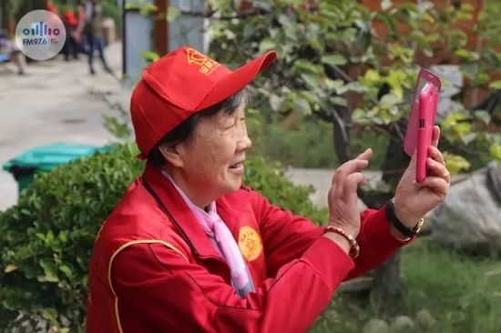 爺爺奶奶叔叔阿姨被盛運莊園的景致吸引，紛紛拍照留影