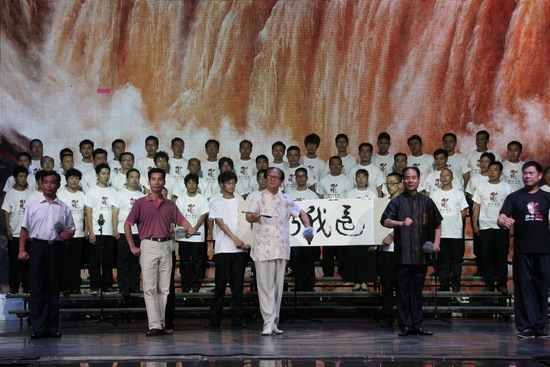 著名表演藝術(shù)家、唐派傳人賈廷聚（中），率眾弟子演唱唐派經(jīng)典名段《還我河山》