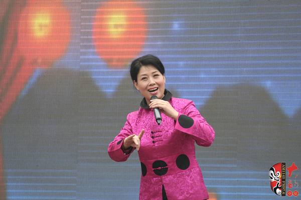著名曲劇表演藝術(shù)家、中國戲劇梅花獎獲得者方素珍演唱曲劇《風(fēng)雪配》選段“今日是我出閨的前一天晚上”