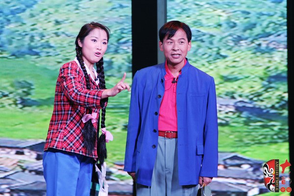 第二場(chǎng)，河南省豫劇三團(tuán)優(yōu)秀演員劉海功（右）飾栓保，安陽(yáng)市票友景永芳（左）飾銀環(huán)