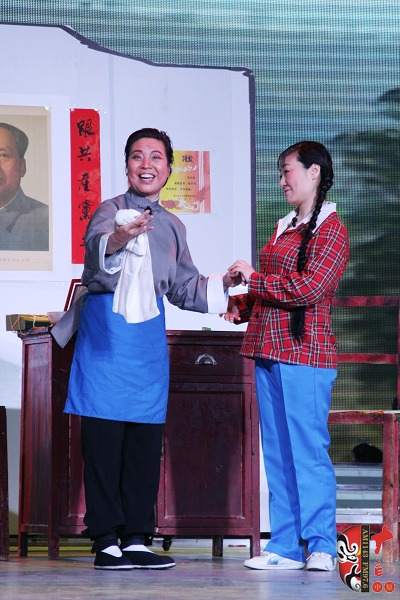 第三場(chǎng)，河南電臺(tái)戲曲廣播總監(jiān)木子（左）飾栓保娘，《梨園星秀場(chǎng)》《有你就有戲》主持人媛媛（右）飾銀環(huán)