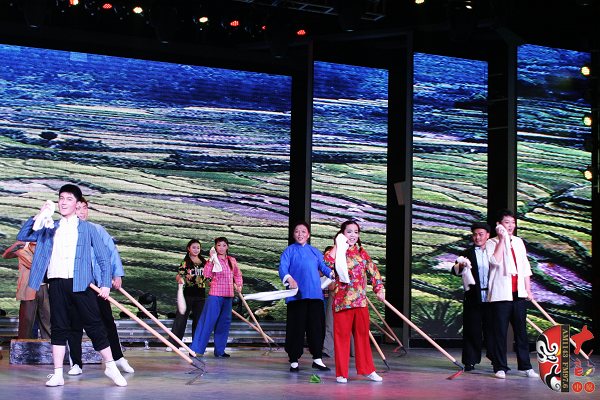 群眾勞動(dòng)場(chǎng)面，劇中演員包含票友、專業(yè)演員、戲迷