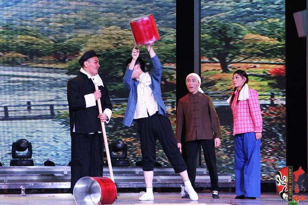 第五場(chǎng)，素雅青年豫劇團(tuán)徐國(guó)言飾老支書(shū)