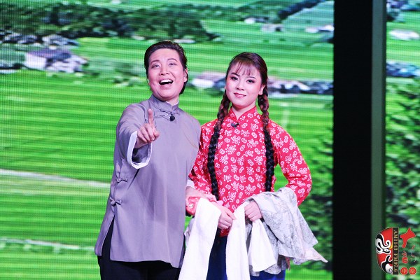 第九場(chǎng)，河南電臺(tái)戲曲廣播總監(jiān)木子（左）飾栓保娘，素雅青年豫劇團(tuán)劉帥毅（右）飾銀環(huán)