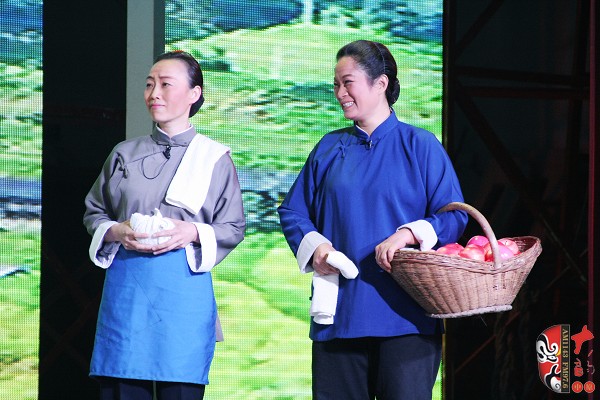 第七場(chǎng)，河南電臺(tái)戲曲廣播副總監(jiān)、中國(guó)播音主持金話筒獎(jiǎng)獲得者張彤（左）飾栓保娘