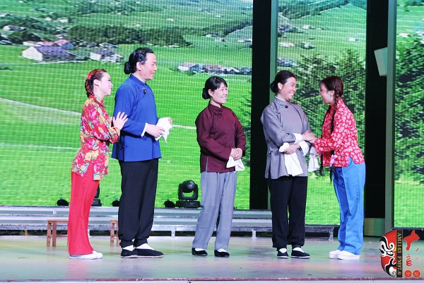 著名戲曲節(jié)目主持人、河南電臺(tái)戲曲廣播當(dāng)家小生月陽(yáng)（左二）反串飾演二大娘