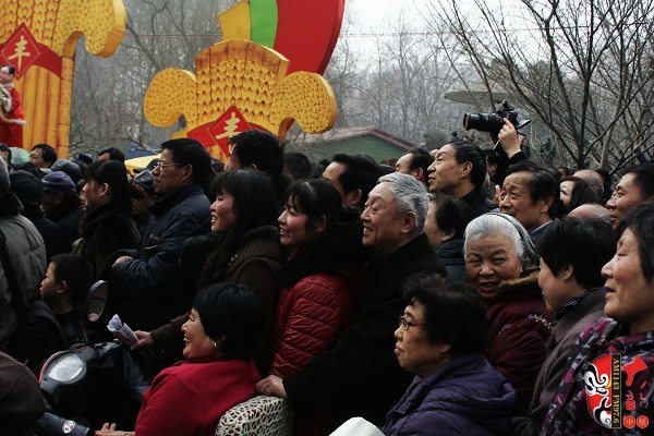 人民公園現(xiàn)場(chǎng)人頭攢動(dòng)，其他媒體記者不得不舉起相機(jī)拍照