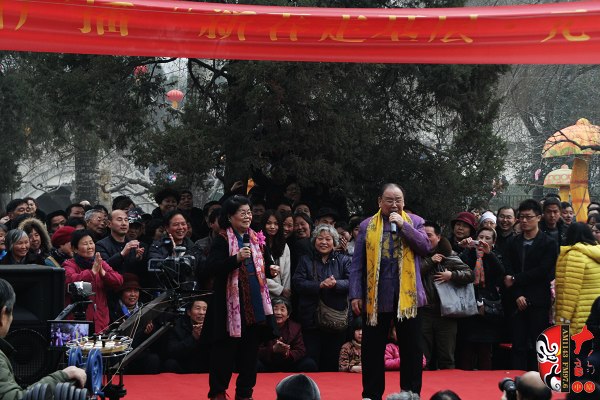 著名豫劇表演藝術(shù)家楊華瑞（左）、王善樸（右）合唱歌曲《天不下雨天不刮風(fēng)天上有太陽》