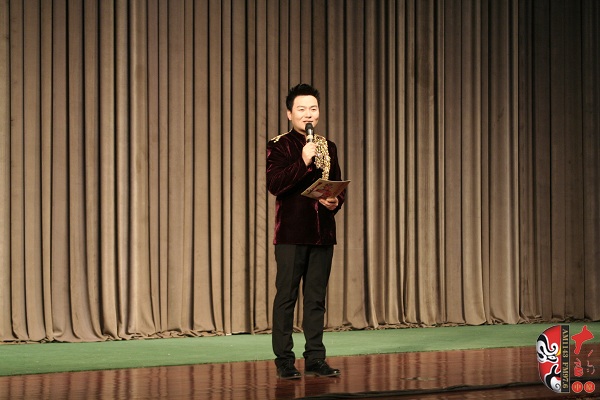 主持人：著名戲曲節(jié)目主持人、河南電臺戲曲廣播“當(dāng)家小生”月陽