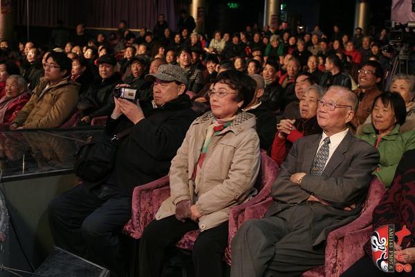 著名豫劇表演藝術(shù)家張?jiān)聵s(中)、臺(tái)灣知名學(xué)者趙明普(右)