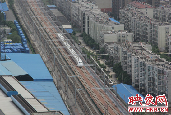 4日上午8點(diǎn)10分，隨著一聲汽笛長(zhǎng)鳴，一列“子彈頭”列車(chē)緩緩駛出鄭州車(chē)站。