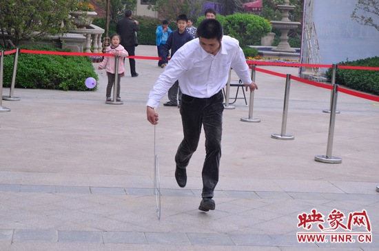 說是比賽，其實就是活力的釋放，就是開心的海洋，丟沙包、踢毽子、三人四足、滾鐵環(huán)等項目