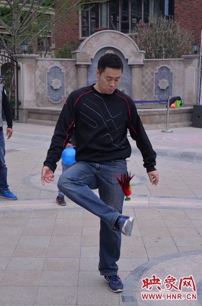 說是比賽，其實就是活力的釋放，就是開心的海洋，丟沙包、踢毽子、三人四足、滾鐵環(huán)等項目