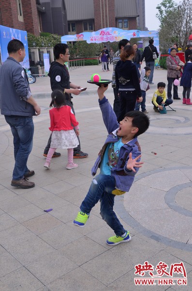 小弟弟，你玩?zhèn)€托球不用這么夸張吧，哈哈！