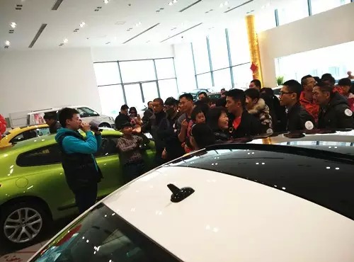 現(xiàn)場活動由私家車廣播《999車生活》主播飛揚、佳雨主持，新年呵護，溫暖你一路。