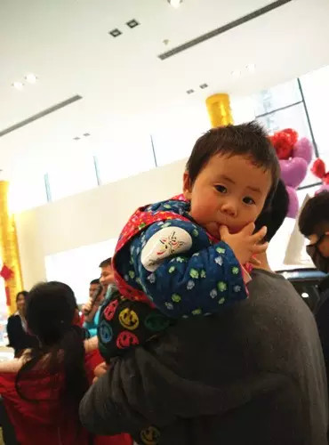 小朋友雖然你骨骼清奇，但是米、油你照樣拎不動啊，還是乖乖的油卡拿好吧。