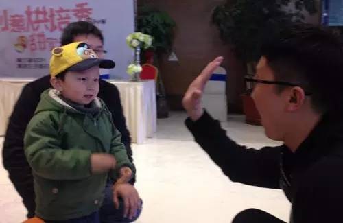 老楊你真心的是童心未泯啊，來，跟叔叔Give Me Five！