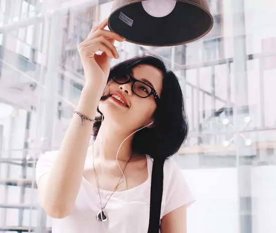 當(dāng)然，怎么能少的了美女出鏡？