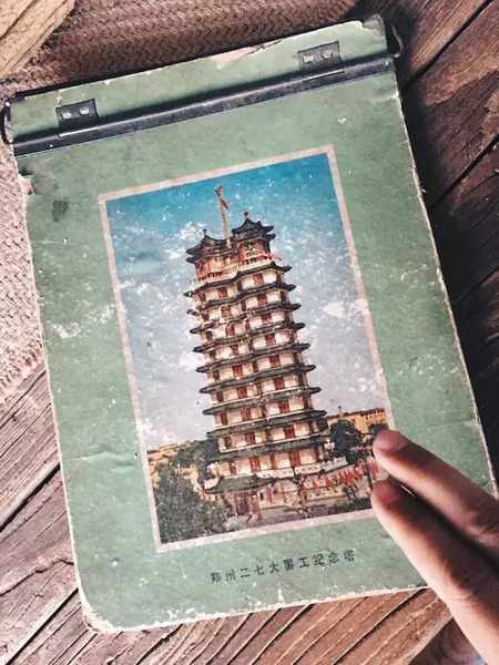 我們撫摸著鄭州的歷史，從中了解它的厚度。