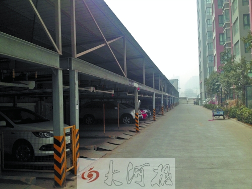 中原區(qū)新禧園小區(qū)，靠著圍墻的空地，建成兩層立體車庫。
