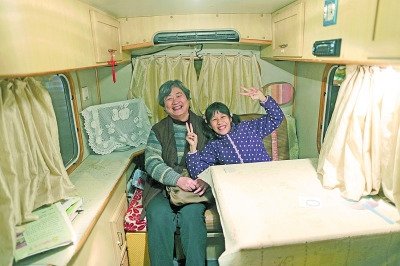  天黑了，外面風雨交加而董怡汶坐在溫暖的房車里。