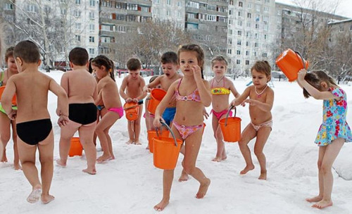 幼兒園的兒童身穿泳裝，在零下25度的雪地里沖涼水澡。