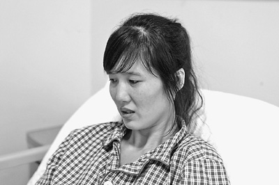 郭萍先做完手術的左腳剛剛拆線，但還打著石膏，鋼釘也尚未取出