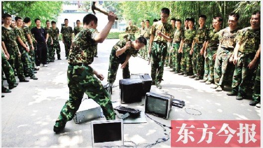 為了讓孩子表達(dá)戒除網(wǎng)癮的決心，學(xué)校組織孩子親手砸毀電腦