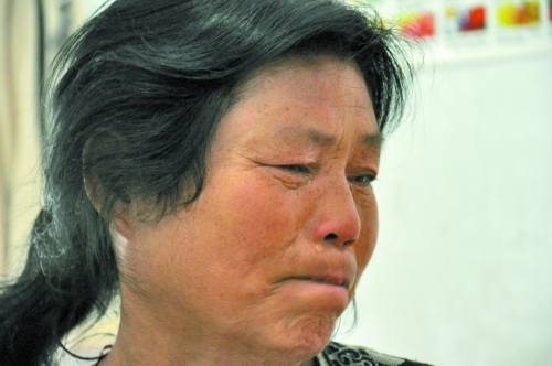 談及女兒的病情，王學(xué)鳳不禁哭了出來(lái)