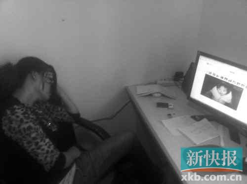 遇難孩子的母親向記者展示女兒生前的照片，一邊掩面而泣