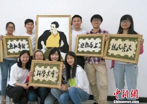 大學(xué)生們?yōu)榧o念焦裕祿，用黑豆、綠豆、大米等糧食在硬紙板上創(chuàng)作的糧食畫