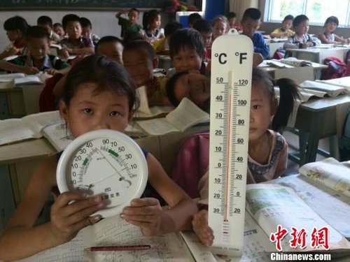 6月3日，下午四點，昆明市東川區(qū)因民鎮(zhèn)中心學(xué)校一年級教室溫度達(dá)到44℃