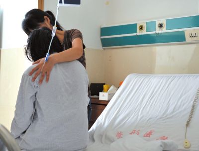 由于前天進行了面部修復手術，俞燕身體不適，父母24小時陪在她的身邊