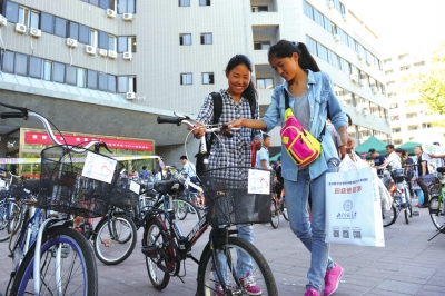 前天，兩名新生在登記后領(lǐng)取了自己的“愛心車”