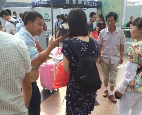 女大學(xué)生一出站，黑車的拉客仔就圍上招攬