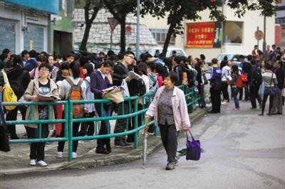 2012年12月1日早晨，香港一處SAT考場(chǎng)，考生在等候進(jìn)場(chǎng)