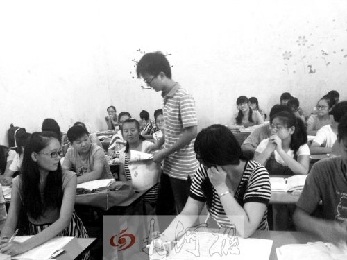 補(bǔ)習(xí)課上，馮昊怡不像老師，更像是學(xué)生們的同學(xué)。