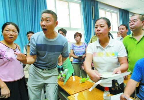 小升初“復(fù)議”現(xiàn)場，一些孩子被分得“遠”的家長討說法