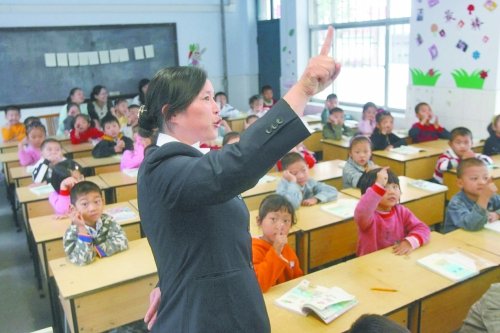 不到上小學(xué)年齡的孩子，只得在幼兒園復(fù)讀或者上“幼小銜接班”