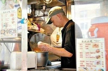 紐約哥大門口，顧客排長隊(duì)買他的肉夾饃