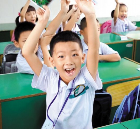 　　新學期在“減負新規(guī)”的爭議聲中開始了，廣州很多學校還是照常布置作業(yè)。但也有學校支持“減負新規(guī)”，