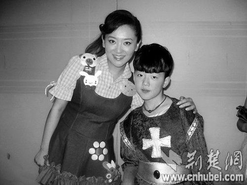 楊光參加央視節(jié)目表演時(shí)，同主持人月亮姐姐合影